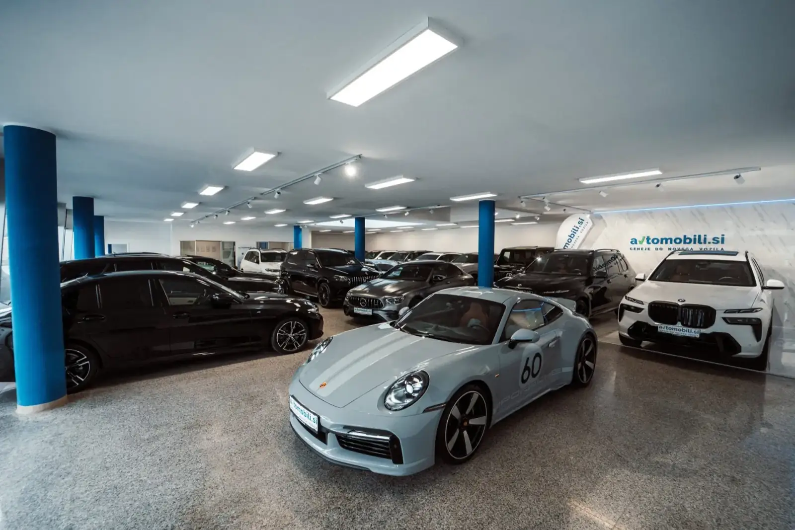 Razstavni salon Avtomobili.si v Mariboru s Porschejem 911 ter vozili BMW in Mercedes-Benz